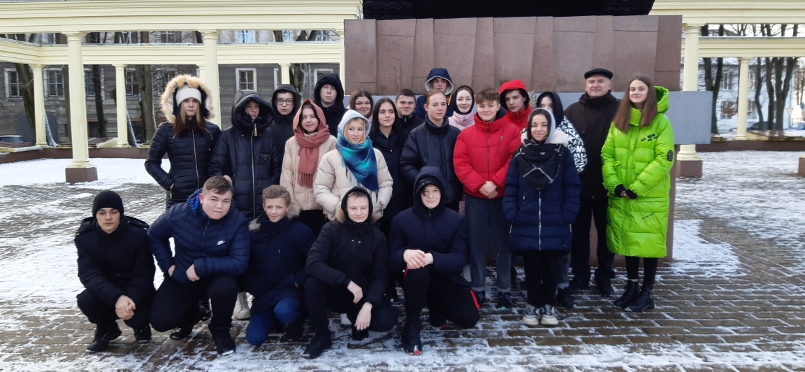 Возложение цветов к мемориалу