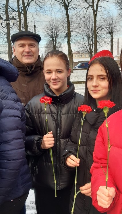 Возложение цветов к мемориалу