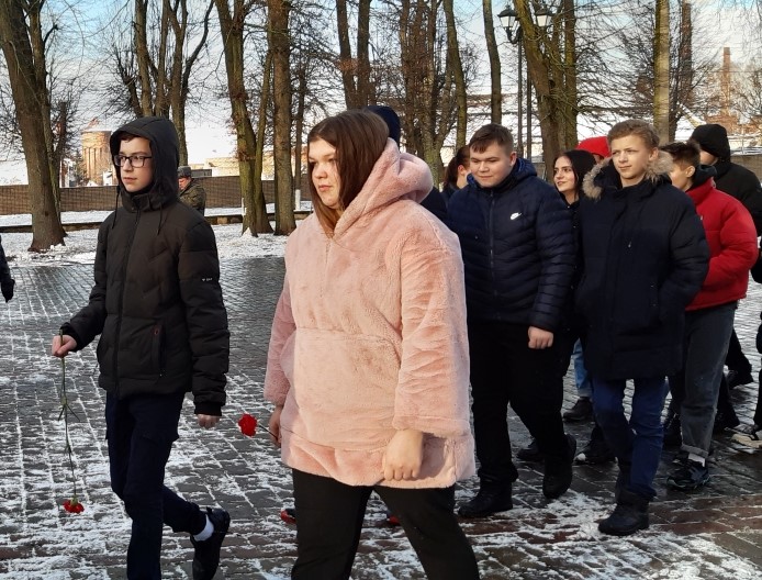 Возложение цветов к мемориалу