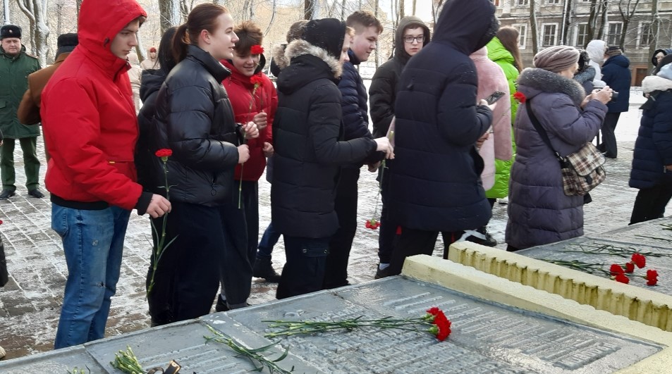 Возложение цветов к мемориалу