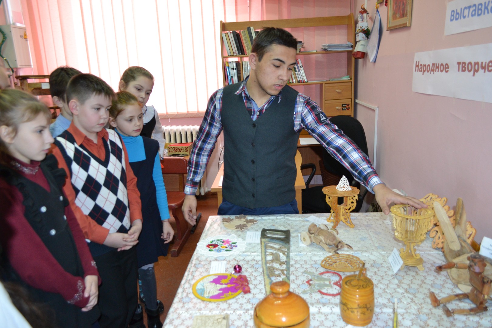 Выставка работ народного творчества, сделанных руками учащихся