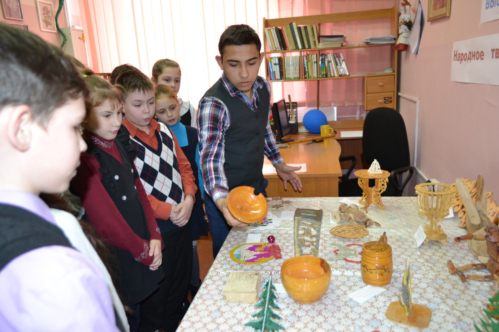 Выставка работ народного творчества, сделанных руками учащихся