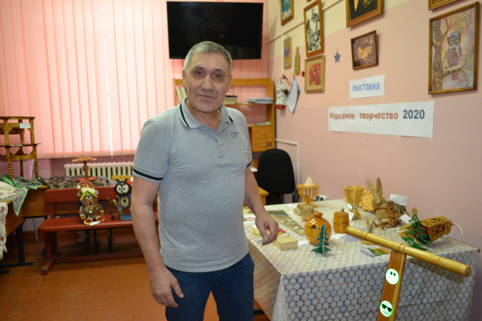 Выставка работ народного творчества, сделанных руками учащихся