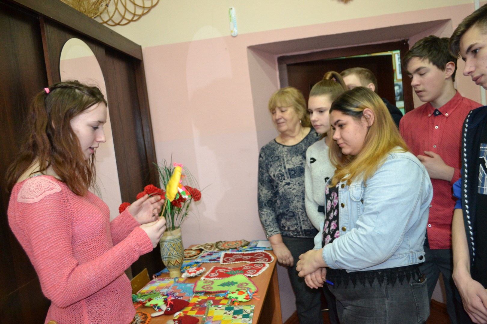 Выставка работ народного творчества, сделанных руками учащихся