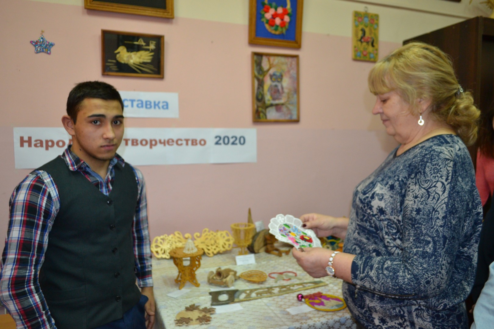 Выставка работ народного творчества, сделанных руками учащихся