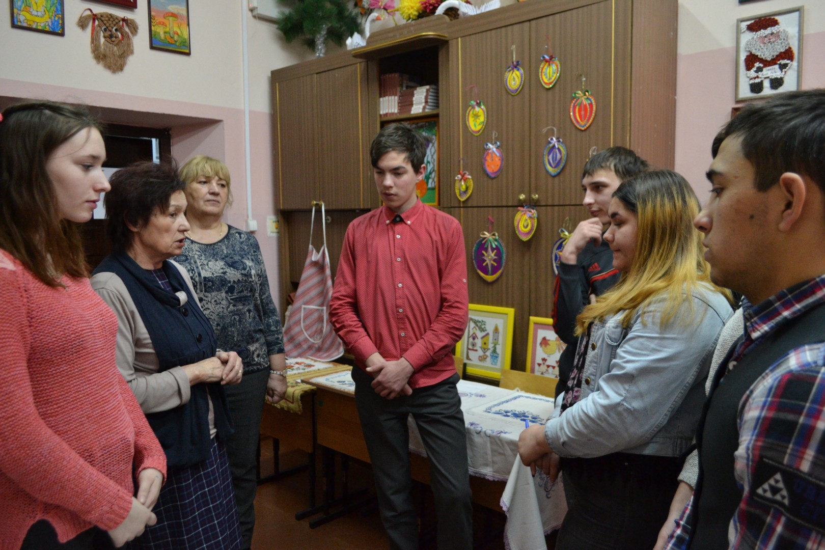 Выставка работ народного творчества, сделанных руками учащихся
