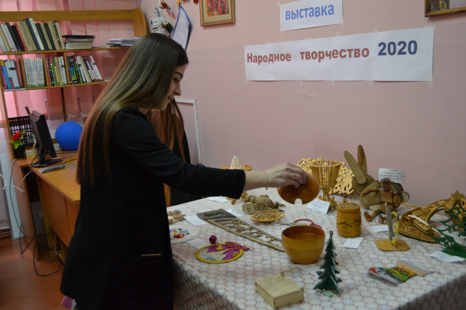 Выставка работ народного творчества, сделанных руками учащихся