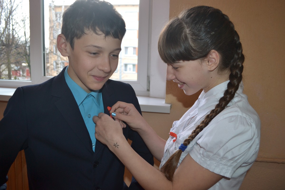 1 декабря ученики школы провели акцию в рамках Международного дня борьбы со СПИДом.