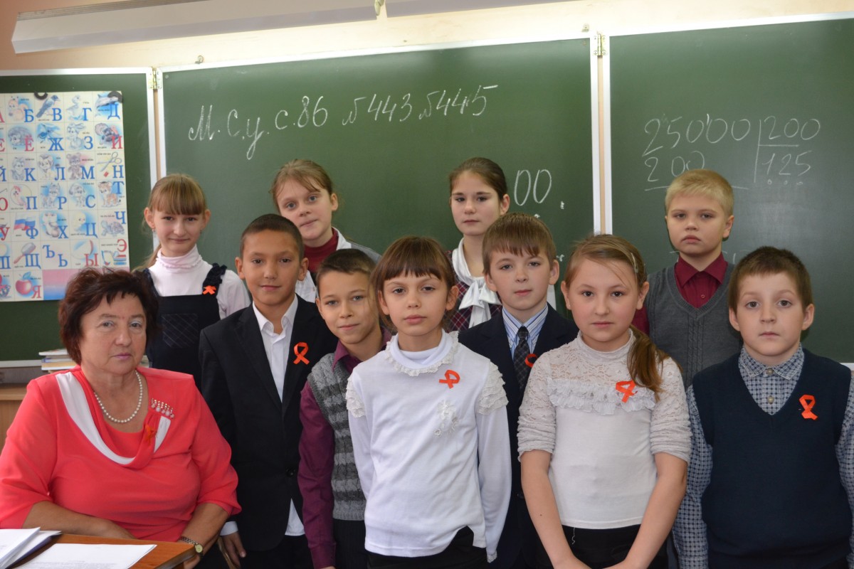 1 декабря ученики школы провели акцию в рамках Международного дня борьбы со СПИДом.
