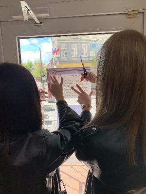 Учащиеся нашей школы начали акцию, посвященную 78-й годовщине Победы в Великой Отечественной войне. На домах, магазинах, и других зданиях школьники расклеили красочные листовки с поздравлениями.