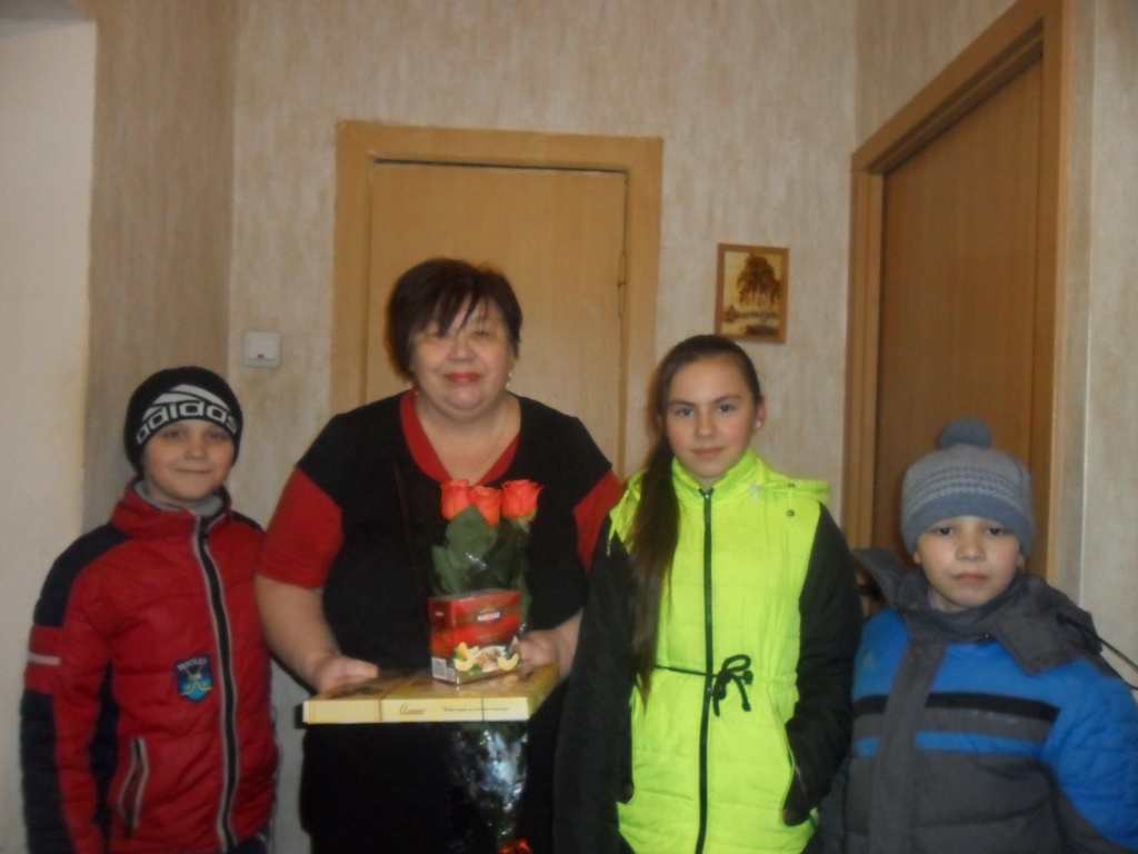 Дорогие ветераны, с праздником весны!
