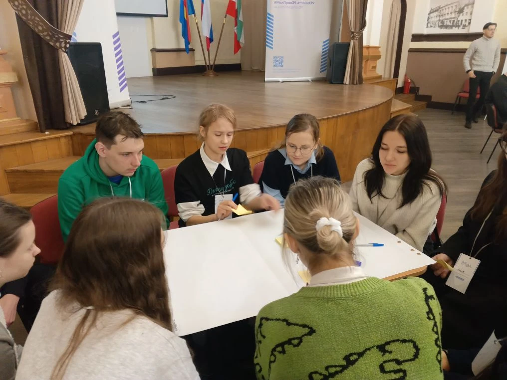 📢В стенах гимназии №1 собрались юные активисты Советска для участия в образовательном интенсиве под названием «Лидер-Советск: шаг к молодёжной администрации»