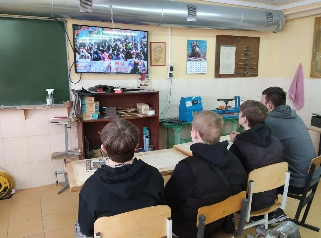 ☝️В нашей школе состоялось важное событие – прошли особенные уроки, посвященные 12-й годовщине событий, которые привели к воссоединению Крыма с Россией