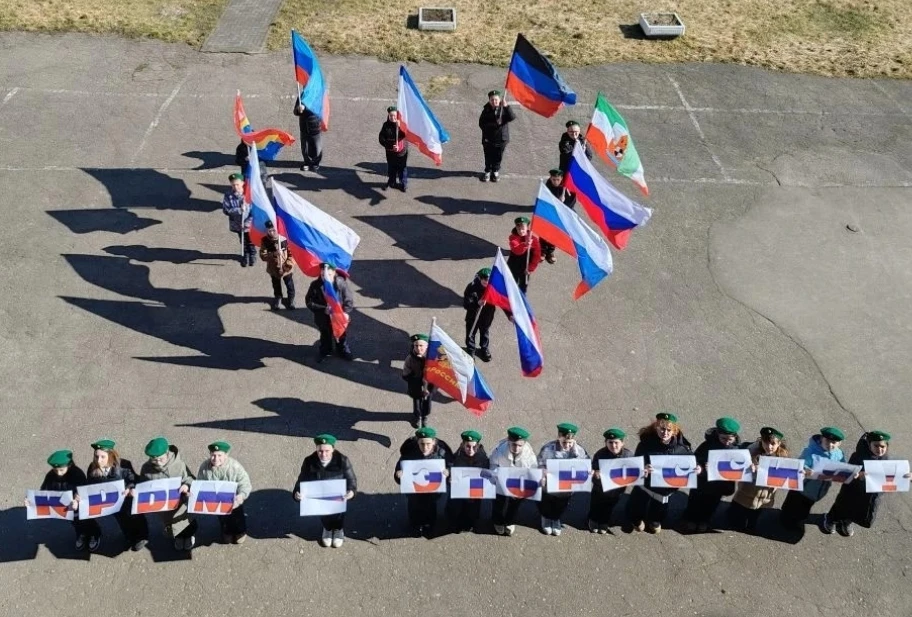 📢В честь годовщины воссоединения Крыма с Россией в нашей школе прошел яркий флешмоб, демонстрирующий силу единства.🤝