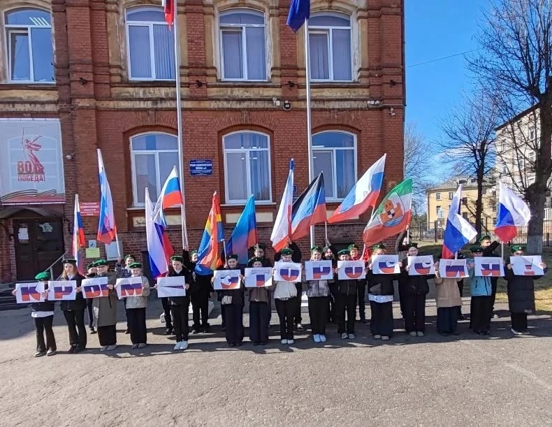 📢В честь годовщины воссоединения Крыма с Россией в нашей школе прошел яркий флешмоб, демонстрирующий силу единства.🤝