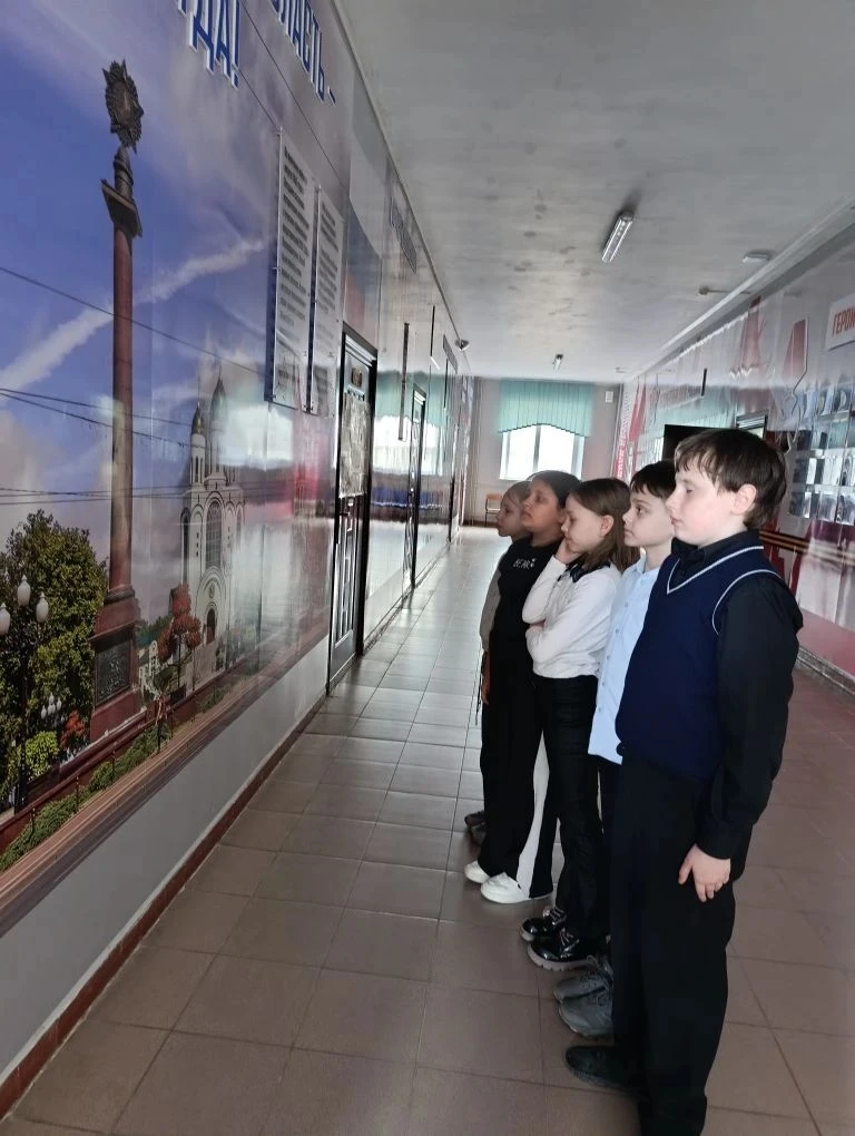 ☝️Сегодня в третьем корпусе очередная неделя началась не только с традиционной линейки и исполнения Гимна России, но и с представления газет, посвященных 80-летию нашей области