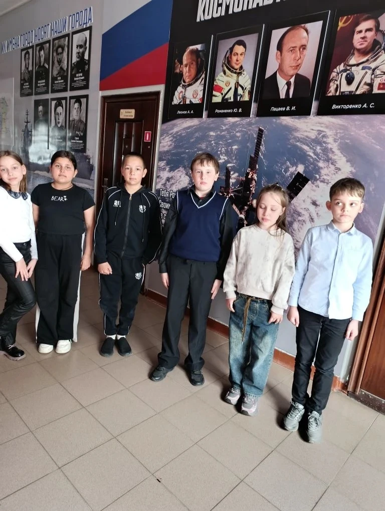 ☝️Сегодня в третьем корпусе очередная неделя началась не только с традиционной линейки и исполнения Гимна России, но и с представления газет, посвященных 80-летию нашей области