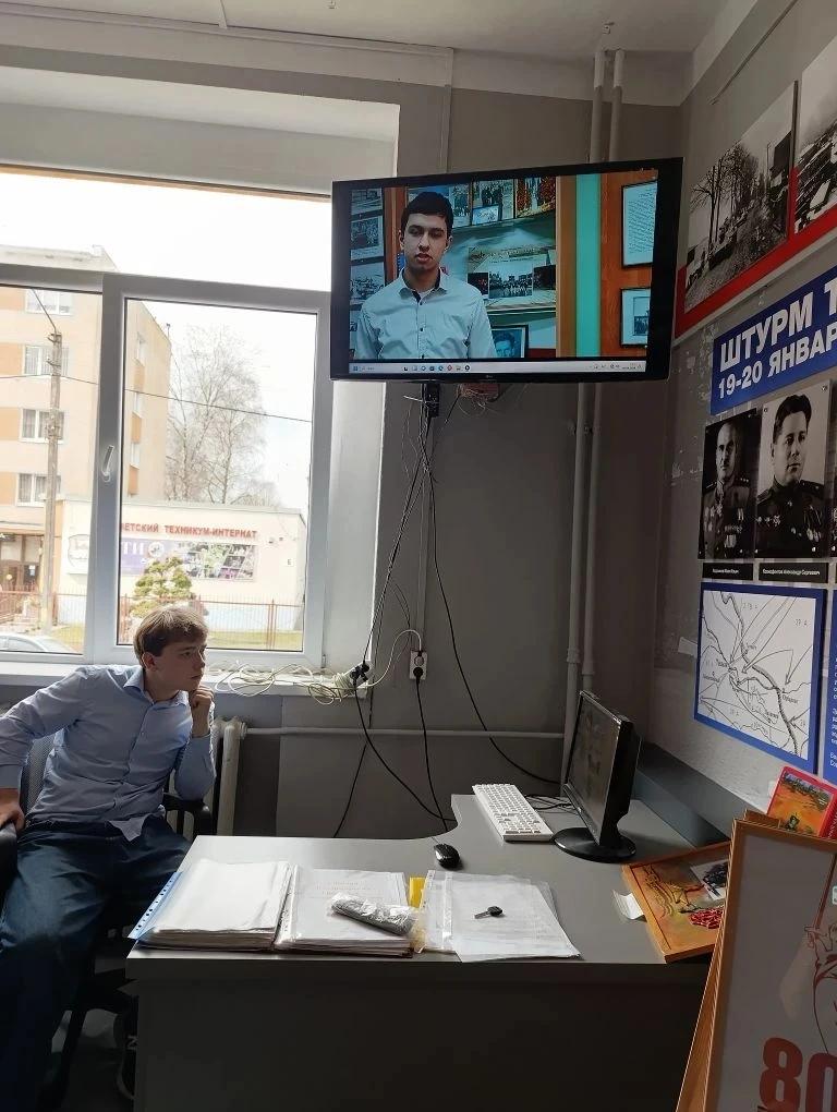 ☝️Сегодня в третьем корпусе очередная неделя началась не только с традиционной линейки и исполнения Гимна России, но и с представления газет, посвященных 80-летию нашей области