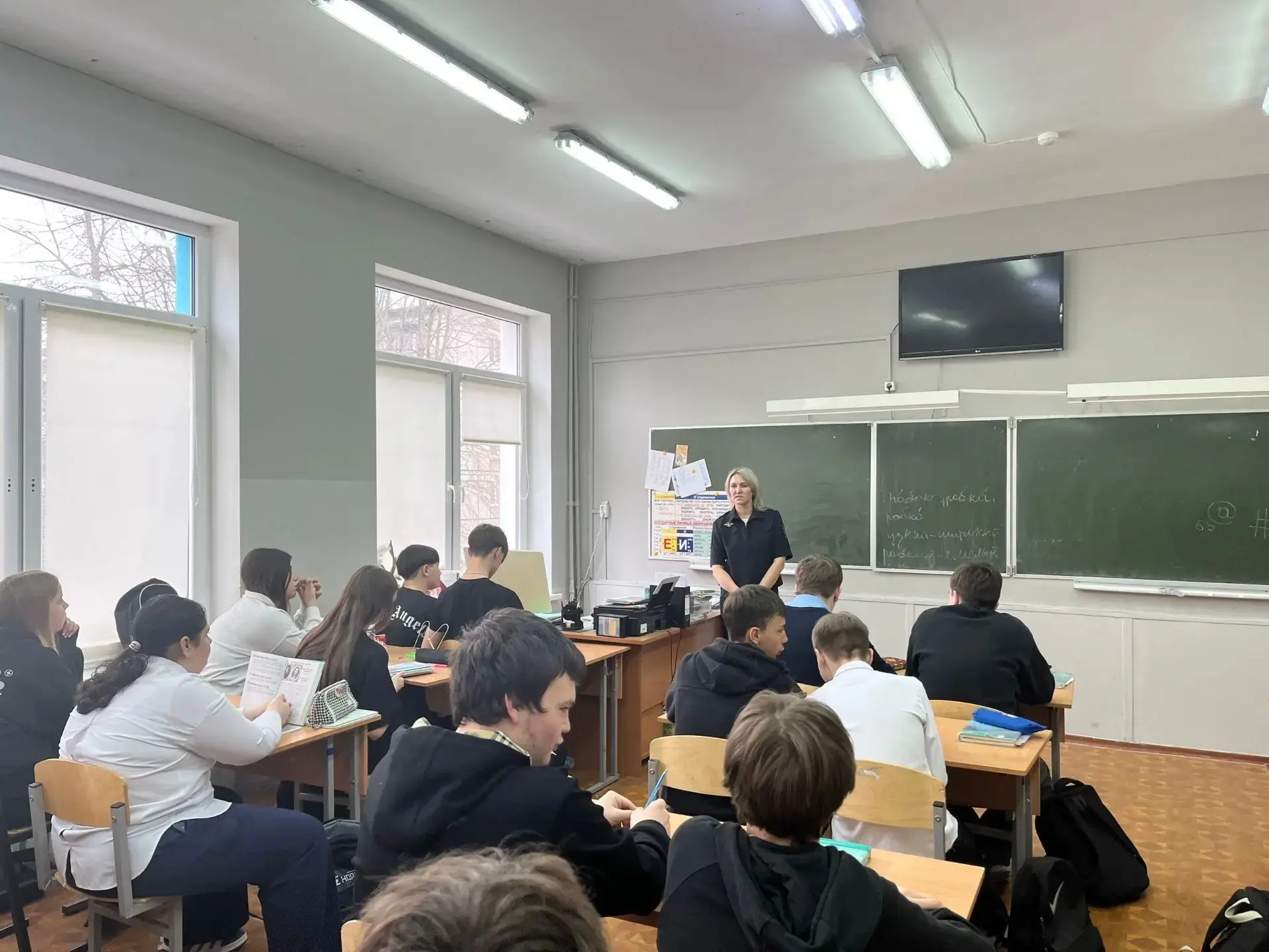 👮‍♀️Инспектор ПДН, капитан полиции Борзых Татьяна Владимировна, провела информационную акцию «Перспектива» с обучающимися