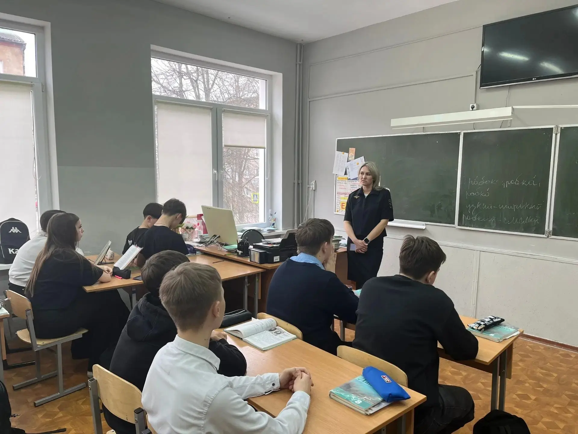 👮‍♀️Инспектор ПДН, капитан полиции Борзых Татьяна Владимировна, провела информационную акцию «Перспектива» с обучающимися