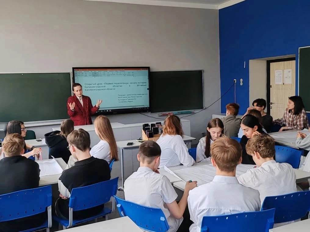 📢Сегодня для семиклассников и восьмиклассников из трех корпусов нашей школы прошел особенный урок, посвященный истории родного края, под названием «Первые переселенцы: начало истории Калининградской области»