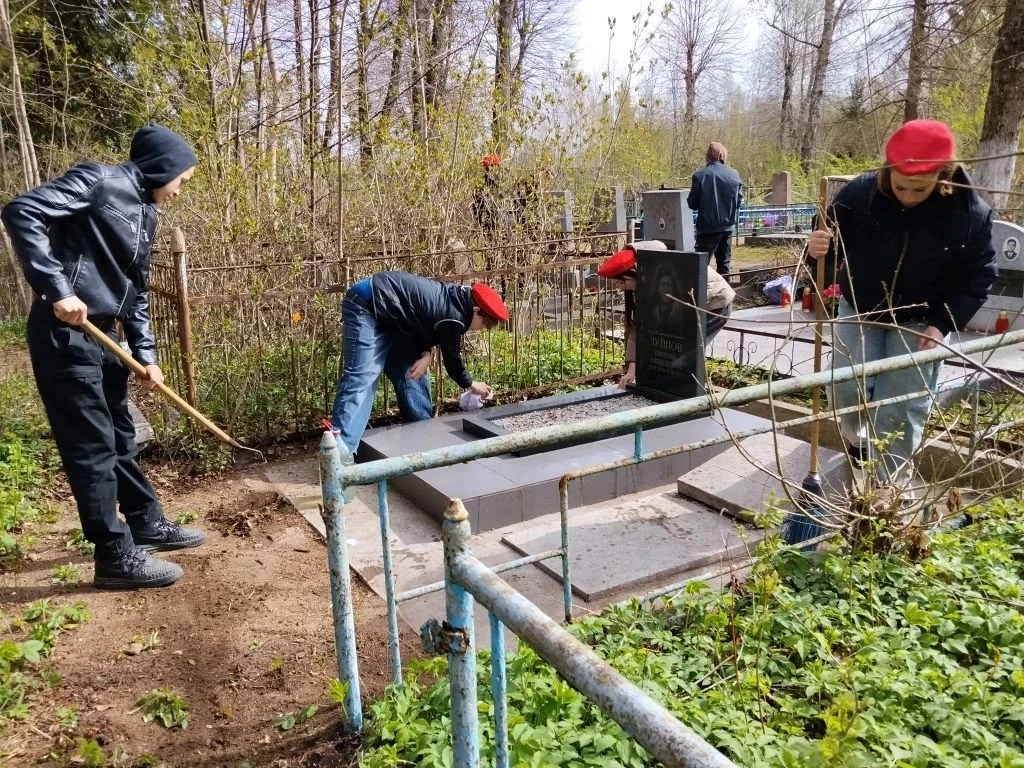 💐В преддверии великого праздника – Дня Победы – наши ученики и юнармейцы приняли участие в благородной акции по благоустройству мест воинской славы