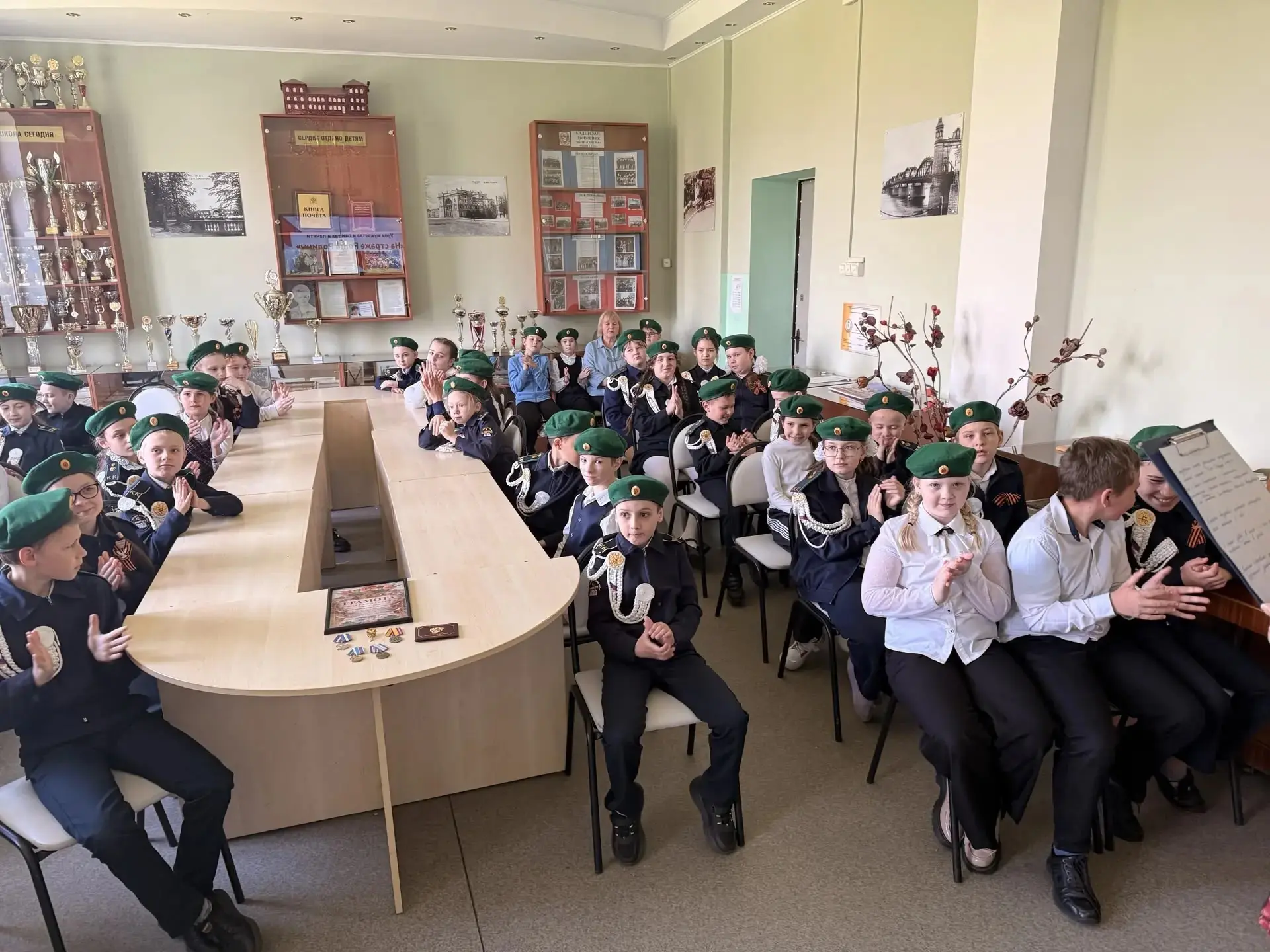 🕊💐🕊️В преддверии великого праздника, который отмечает вся наша страна, в стенах нашей школы прошел особенный урок для учеников кадетских классов