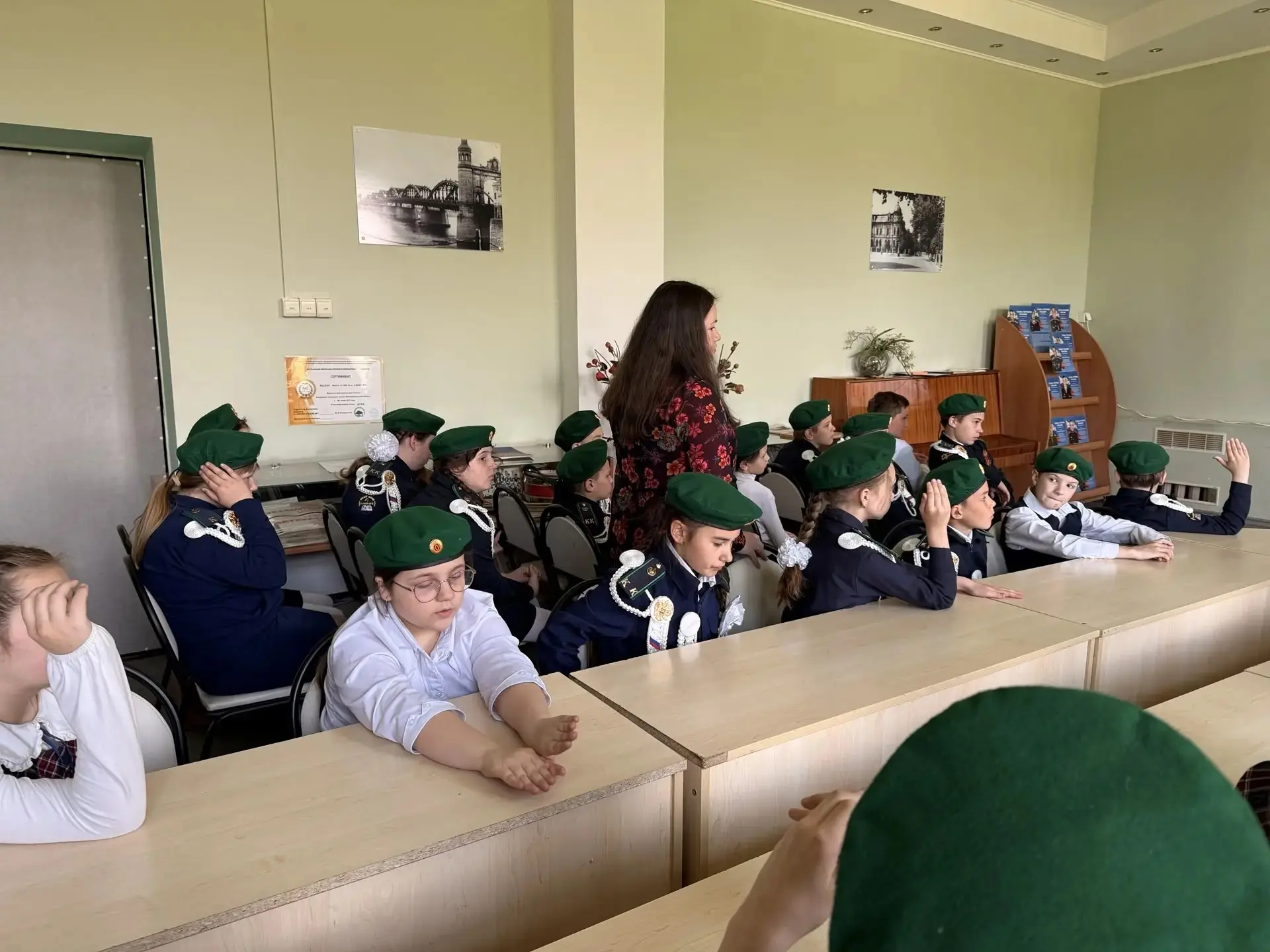 🕊💐🕊️В преддверии великого праздника, который отмечает вся наша страна, в стенах нашей школы прошел особенный урок для учеников кадетских классов