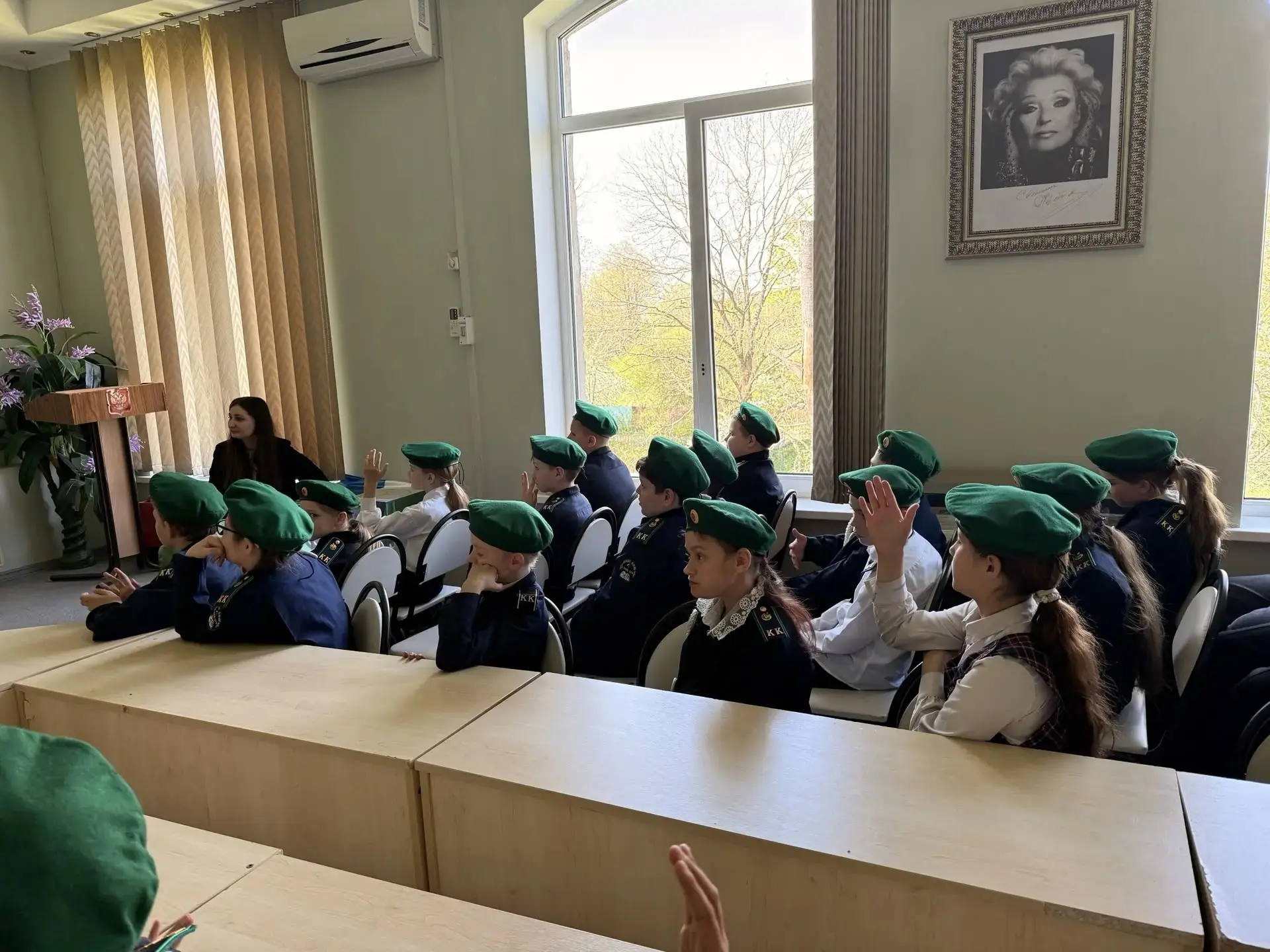 🕊💐🕊️В преддверии великого праздника, который отмечает вся наша страна, в стенах нашей школы прошел особенный урок для учеников кадетских классов