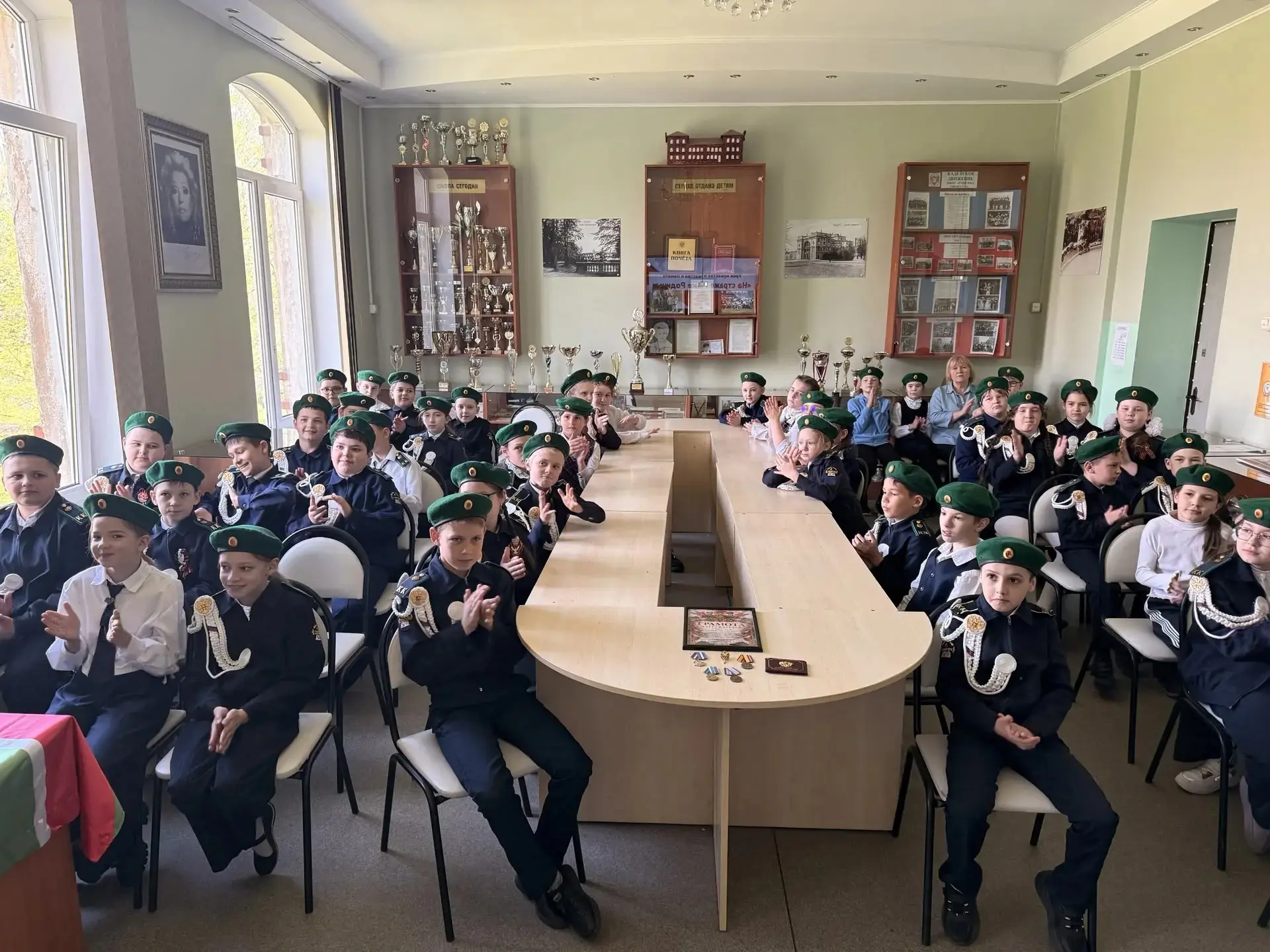🕊💐🕊️В преддверии великого праздника, который отмечает вся наша страна, в стенах нашей школы прошел особенный урок для учеников кадетских классов