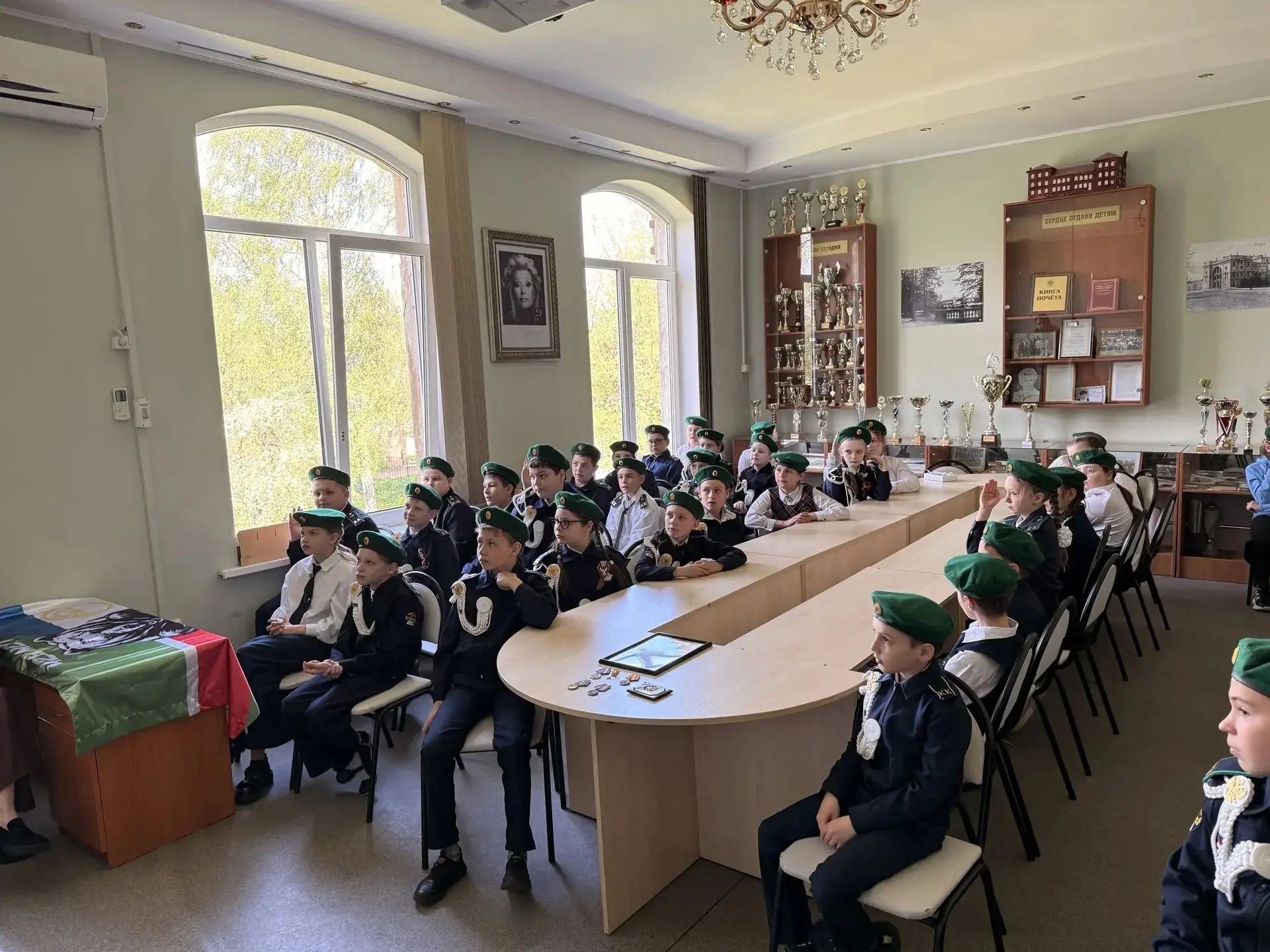 🕊💐🕊️В преддверии великого праздника, который отмечает вся наша страна, в стенах нашей школы прошел особенный урок для учеников кадетских классов
