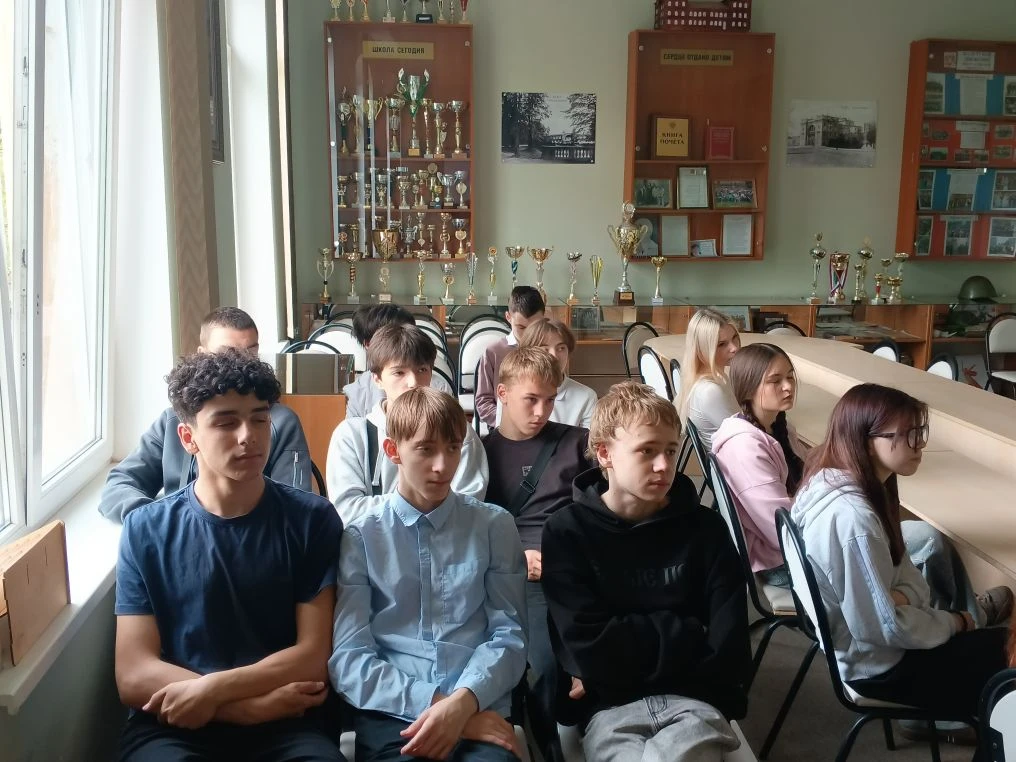 📢В нашей школе прошёл важный урок безопасности с обучающимися 8-9 классов, посвященный профилактике экстремизма и терроризма