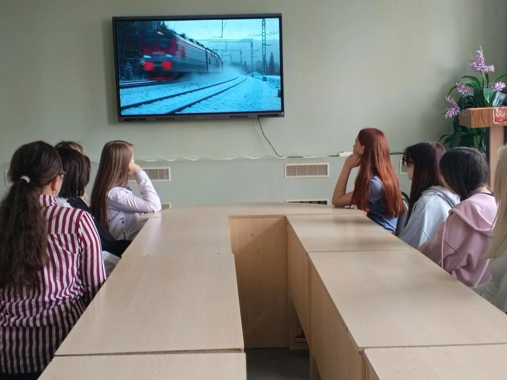 📢В нашей школе прошёл важный урок безопасности с обучающимися 8-9 классов, посвященный профилактике экстремизма и терроризма