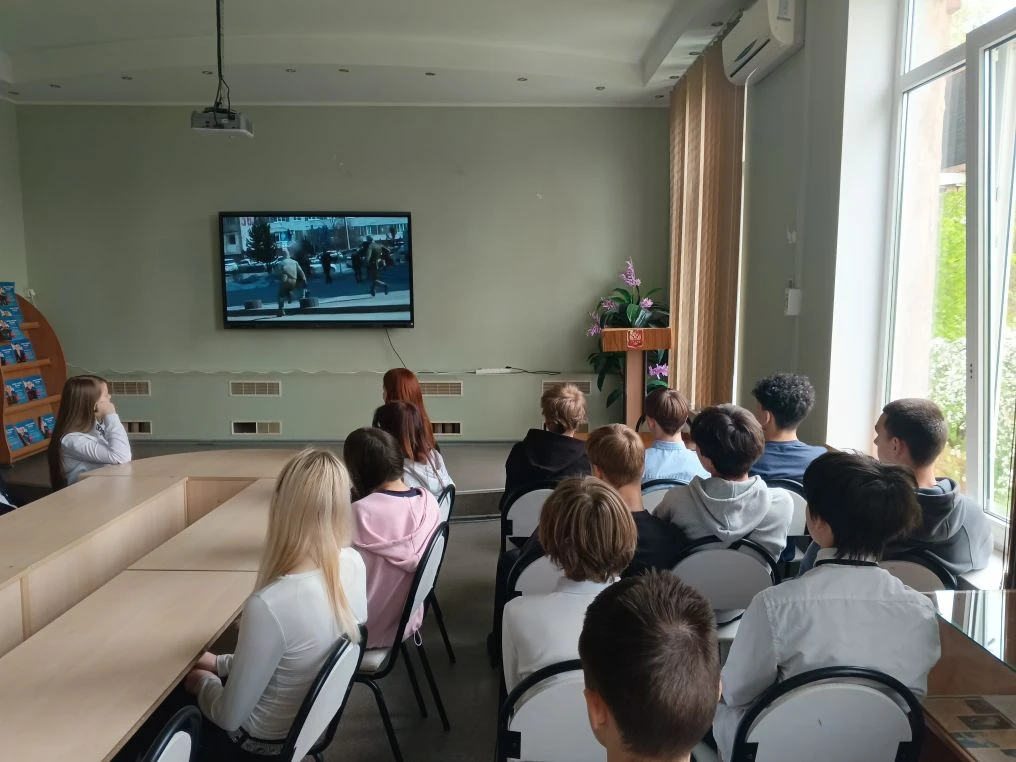 📢В нашей школе прошёл важный урок безопасности с обучающимися 8-9 классов, посвященный профилактике экстремизма и терроризма