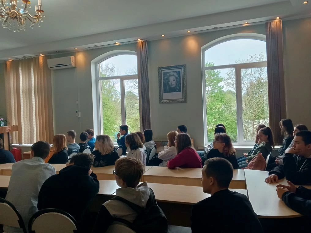 📢В нашей школе прошёл важный урок безопасности с обучающимися 8-9 классов, посвященный профилактике экстремизма и терроризма
