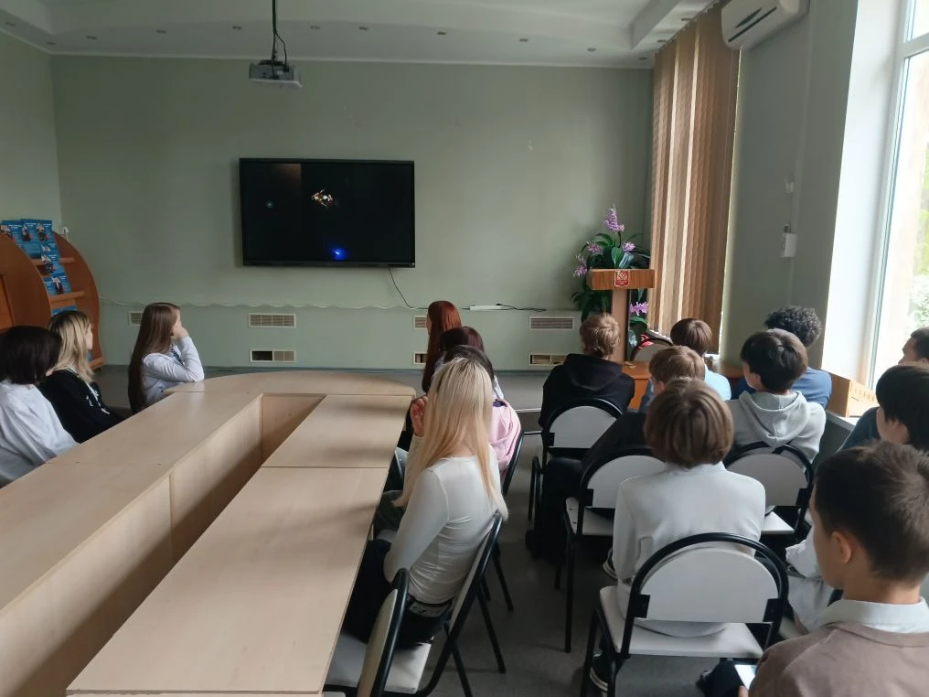 📢В нашей школе прошёл важный урок безопасности с обучающимися 8-9 классов, посвященный профилактике экстремизма и терроризма