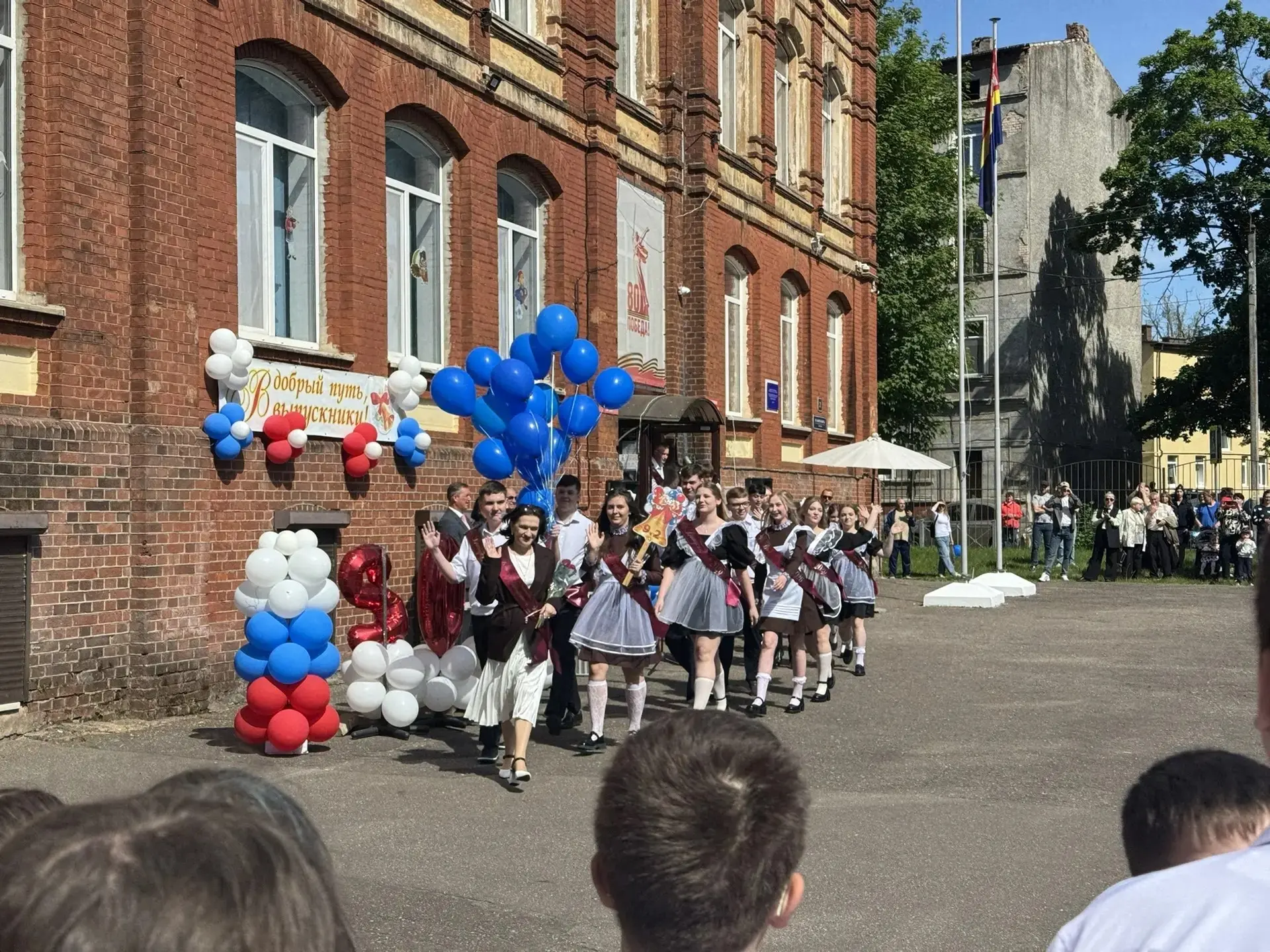 🔔🎈По всей стране прозвучала особенная мелодия – мелодия прощания со школой