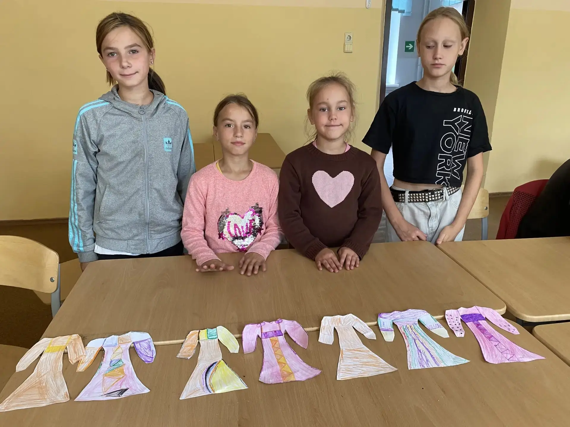 🎉 Творческое погружение в русскую культуру: воспитанники ЛОЛ «Наследие» рисовали русские сарафаны! 🎉