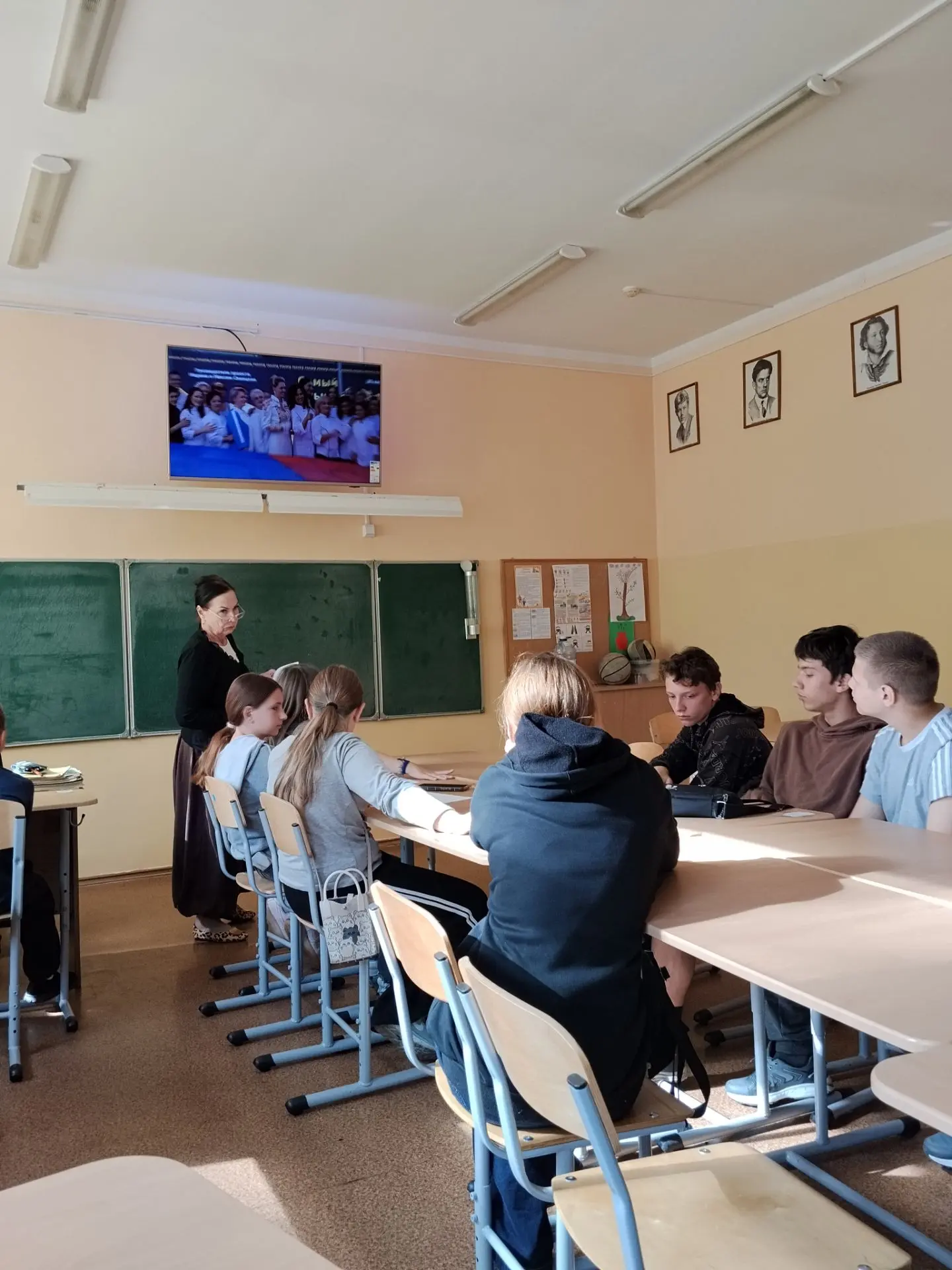 🎉 День Государственного флага России: творчество и знания в ЛОЛ «Наследие»! 🎉