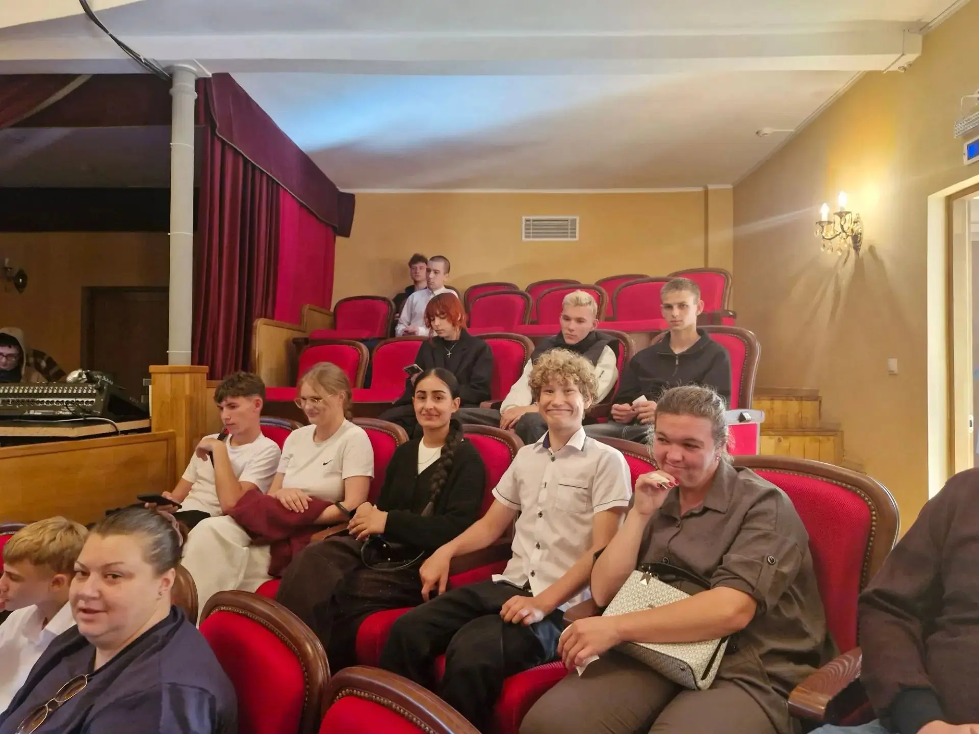 🎭 Театральное погружение: 8–9 классы 3‑го корпуса побывали на спектакле «Взломанный»! 🎭