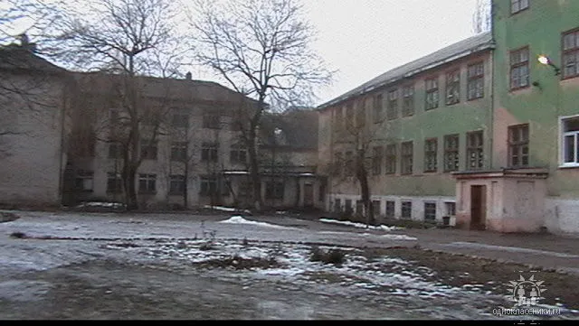 ...здесь проводились школьные линейки...