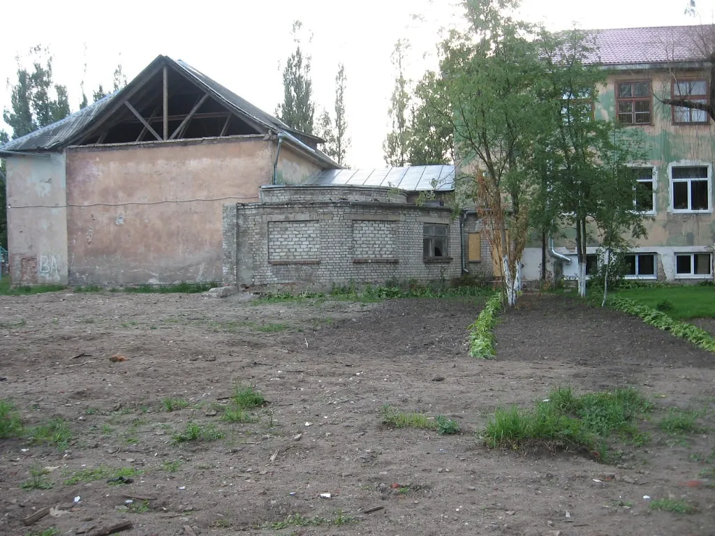 Двор 3-ей школы - июнь 2014 - НА МЕСТЕ ПРИСТРОЙКИ ГДЕ МАСТЕРСКИЕ БЫЛИ