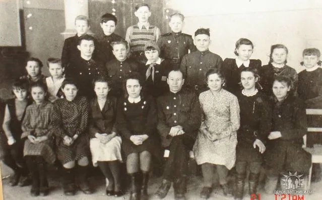 Афонькин Георгий Ильич и первый выпуск семиклассников (20 человек) в 1948г.