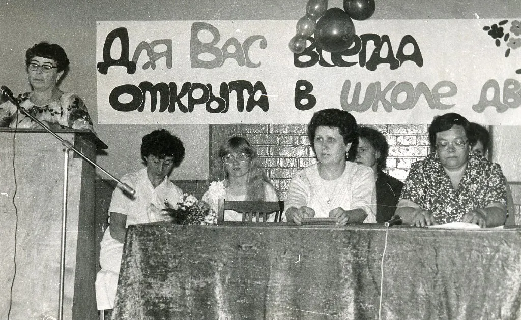 1985г-директор школы Алешкина Т.Л. -крайняя справа 2005г директор школы Симон Л.Г.--девочка в очках