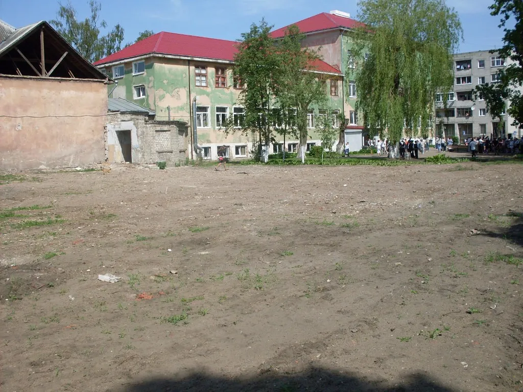 Здесь обещают построить современную спорт площадку. 24.05.2014