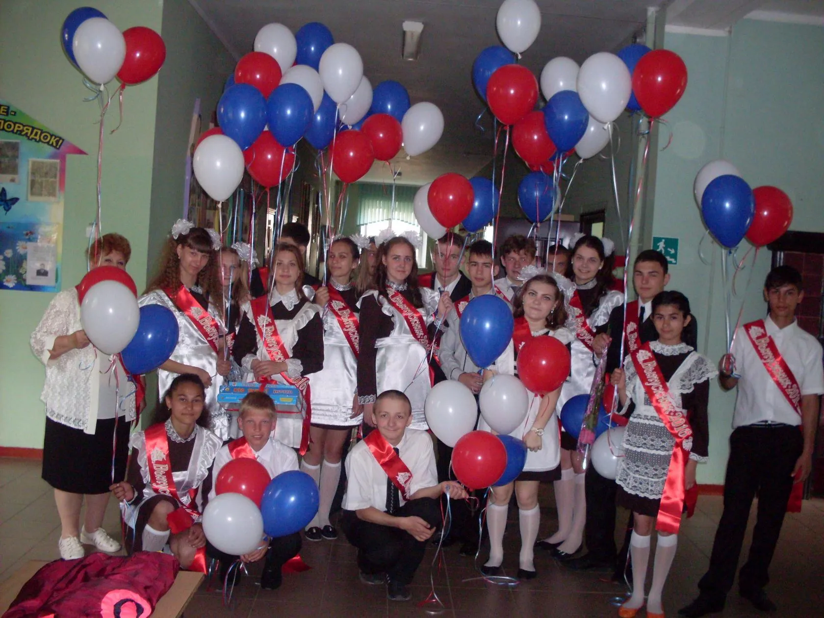 Выпуск 9 класса 2015-2016. За несколько минут перед выходом на линейку. 25.05.16