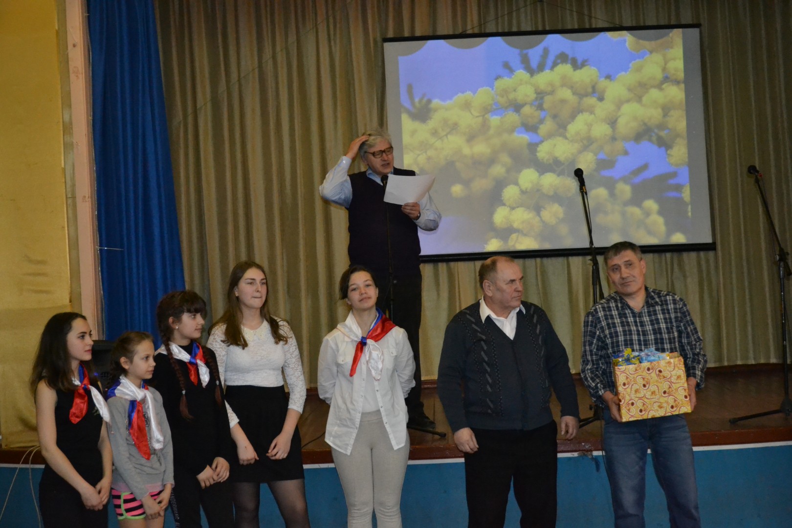 Концертно-игровая программа "Вперёд, девчата!"