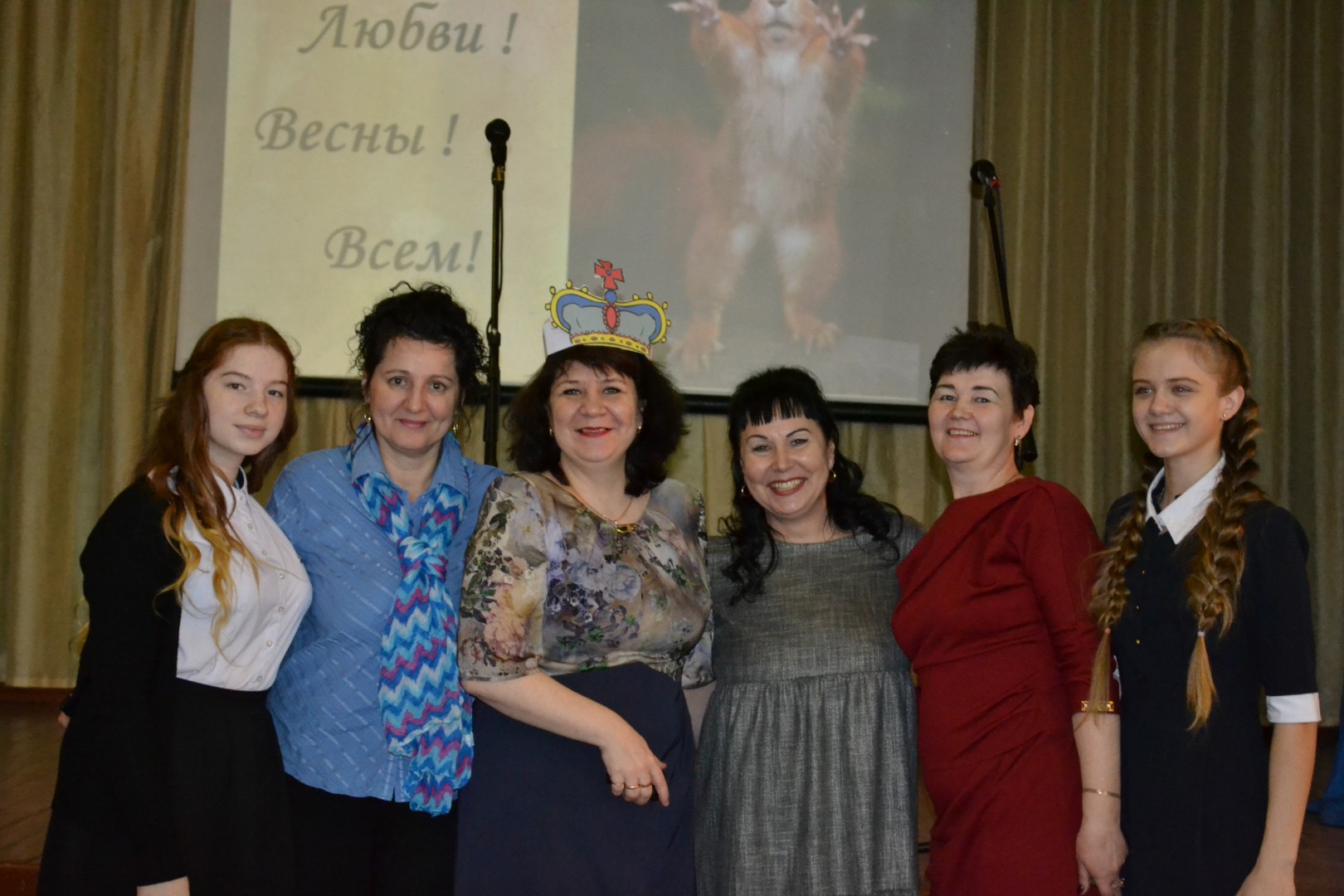 Концертно-игровая программа "Вперёд, девчата!"
