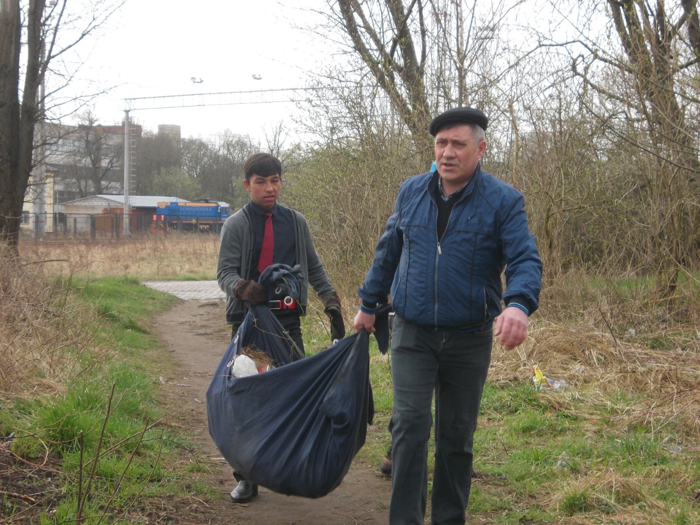 Чтобы город стал чище. Школьники присоединились к городскому субботнику