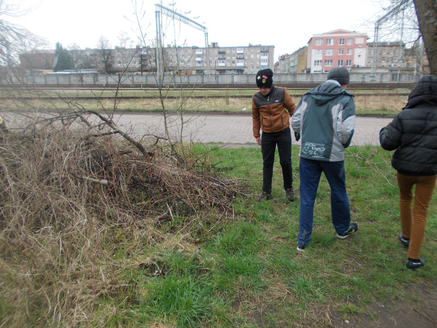 Чтобы город стал чище. Школьники присоединились к городскому субботнику